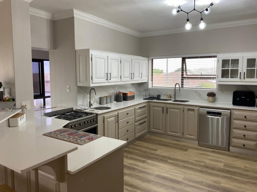 4 Bedroom Property for Sale in Die Wingerd Western Cape